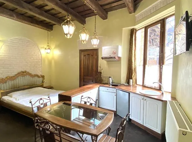 подобово на площі ринок 39 сам центр львова *