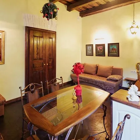 アパート подобово на площі ринок 39 сам центр львова リヴィウ