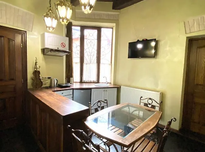 подобово на площі ринок 39 сам центр львова * Leópolis