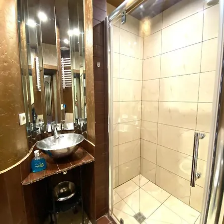 подобово на площі ринок 39 сам центр львова Apartment