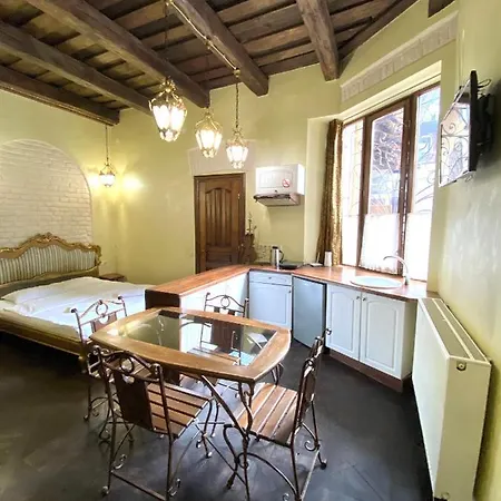 подобово на площі ринок 39 сам центр львова Apartment