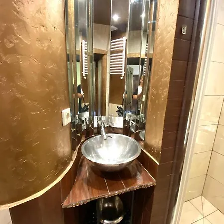 подобово на площі ринок 39 сам центр львова Apartment